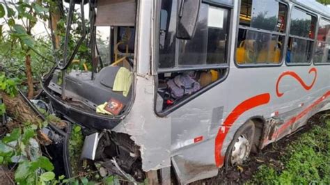 Tres Adultos Y Dos Niños Lesionados Choque Entre Bus Ruta 302 Y