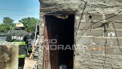 Frías voraz incendio de una casa dejó a una familia numerosa con lo