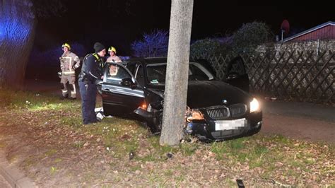 Schwerer Unfall BMW kracht gegen Baum Insassen fliehen zu Fuß Festnahme