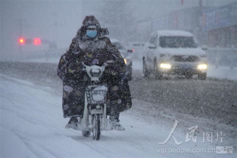 山东威海遭遇强降雪天气 人民图片网