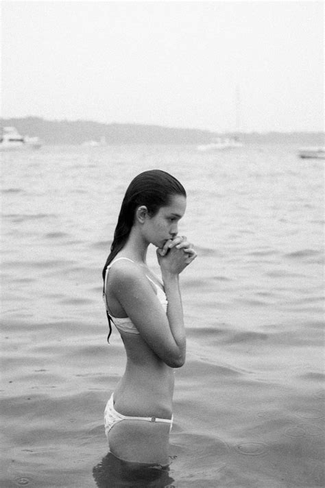 Zoe Barnard Nude Sexy Photos TheFappening