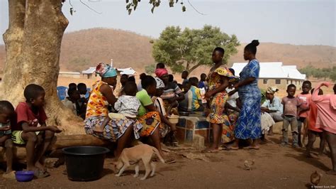 Une Mission Humanitaire De La C D Ao Au Burkina Faso Dw