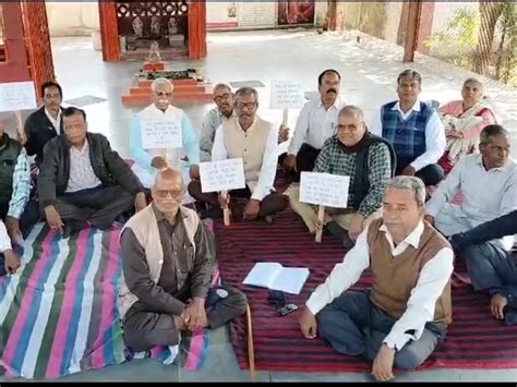 Joint Department Pensioners Association Staged A Protest In The Shiv