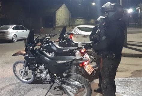 Manejaba una moto con pedido de secuestro y se violentó contra la