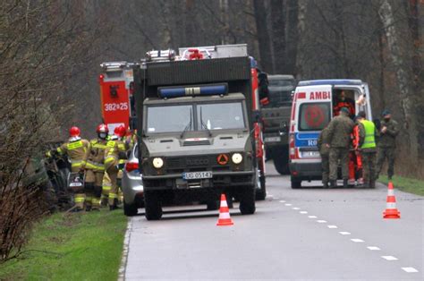 Wypadek na poligonie w Nowej Dębie Wojskowy star zjechał z drogi i