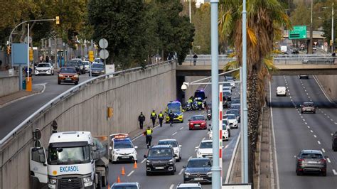 Muere una motorista en un choque con un camión en la Ronda de Dalt