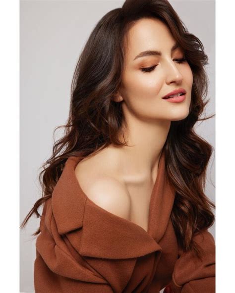 Elli AvrRam Looks Hot In Brown Thigh High Slit Dress