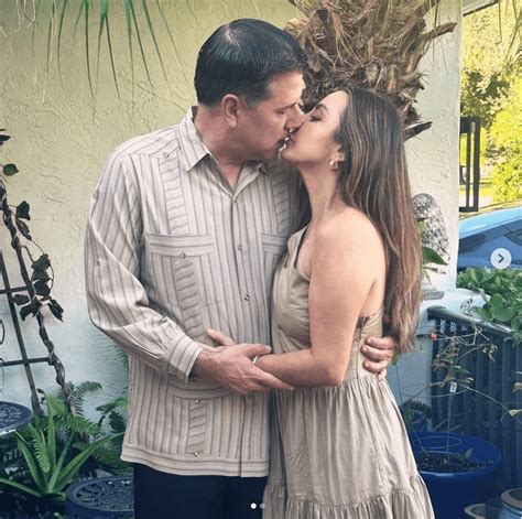 El Padre Alberto Cutié y su esposa celebran su amor con un beso en las