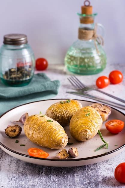 Deliciosas Patatas Hasselback Caseras Al Horno Con Ajo Y Romero En Un