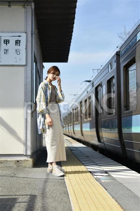 駅のホームで電車を待つ女性 No 4842703｜写真素材なら「写真ac」無料（フリー）ダウンロードok