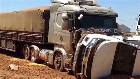 Caminhonete tomba em colisão carreta na BR 163 em Sinop 5 feridos