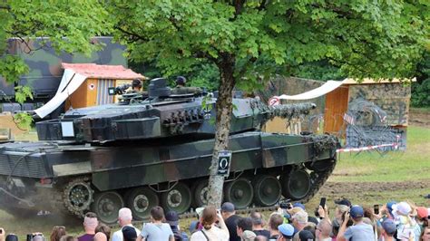 Tag der Bundeswehr in Mittenwald Charmeoffensive in Edelweiß Kaserne