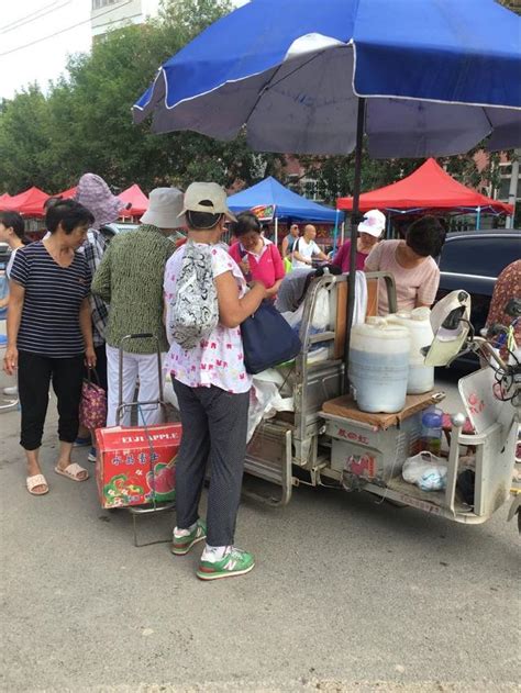 夏季農村大集上最受老奶奶追捧，一塊錢一份的涼皮，你敢吃麼？ 每日頭條