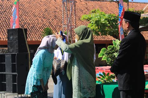 Wisuda Dan Pelepasan Siswa Kelas Xii Sman Kersana Ta