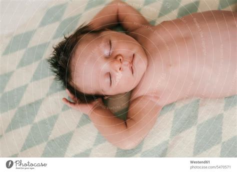 Porträt eines neugeborenen Baby Jungen auf einer Decke liegend mit