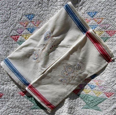 Oodlelicious Heirlooms: Embroidered Tea Towels