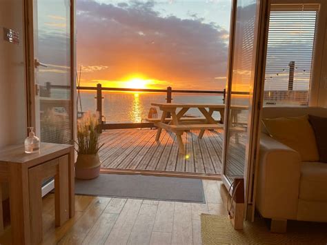 Beachside Chalet At Gurnard Bay Near Cowes Chalets For Rent In Isle