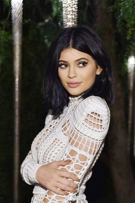 Kylie Jenners Weekend Half Top Knot Is The Perfect No Fuss Hairstyle To Sta On Stylevore