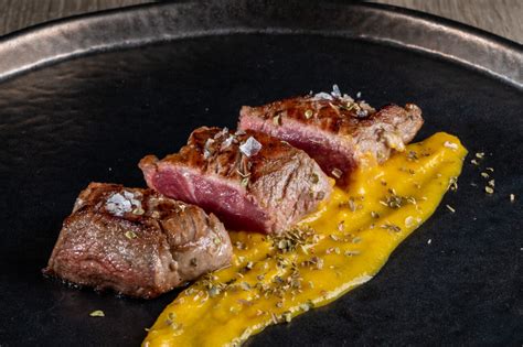 Pluma Ibérica A Las Finas Hierbas Con Crema De Boniato Cocina De La