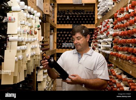 El enólogo Oscar Gato en la bodega bodega de vinos donde todas las