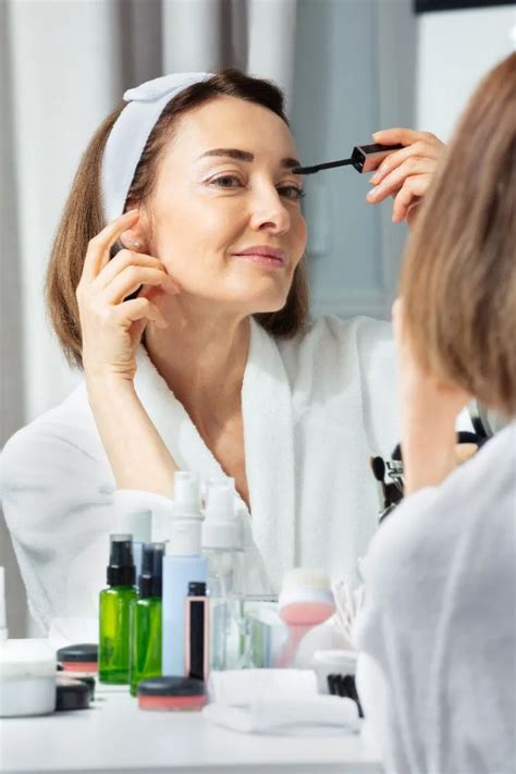 Les Astuces Du Maquillage Rajeunissant Pour Femme De 50 Ans