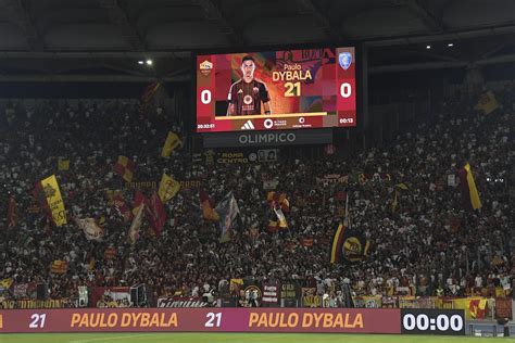 Dybala Accolto Da Un Boato Dai Tifosi Della Roma All Olimpico Cuore