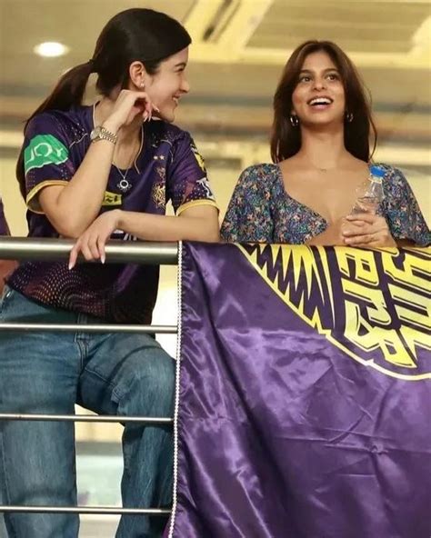 Shah Rukh Khan Celebrates Kkr S Win Against Rcb With His Girl Gang