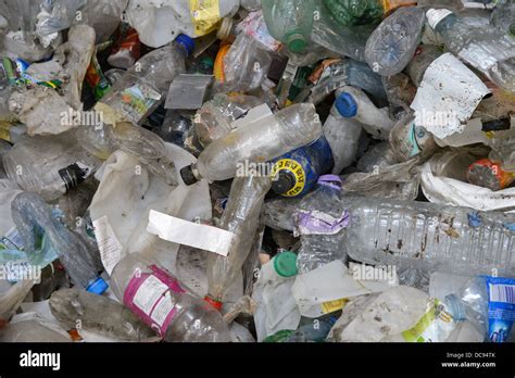 Pile Of Plastic Bottles Fotos Und Bildmaterial In Hoher Aufl Sung Alamy