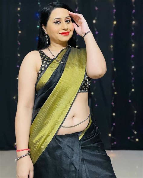 Anjali Rana Chubby Navel Exposed In Black Sleeveless Saree