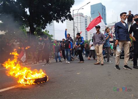 Demo Bbm Membara Aliansi Mahasiswa Bakar Ban Dan Spanduk Genpi Co