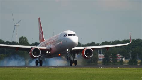 EasyJet Airbus A320 landing 7657290 Stock Video at Vecteezy