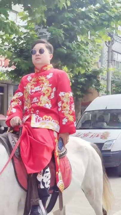 五一假期，中國最拉風的新郎，騎著白馬來娶親了！chinas Most Trendy Groom Came To Get Married On