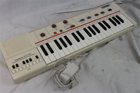 3405 - Cream Casiotone MT-40 Electronic Keyboard