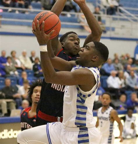 Eastern basketball team loses 95-92 – The Daily Eastern News