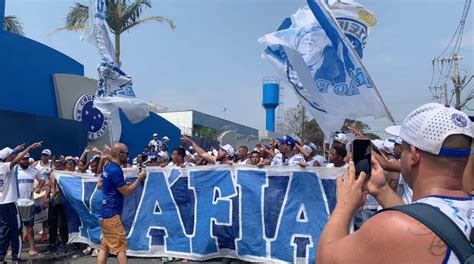 Veja V Deos Exclusivos Do Protesto Da Torcida Do Cruzeiro Na Toca