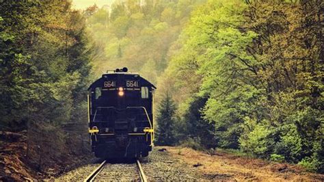 12 Best Fall Foliage Train Rides - Fall Leaf Peeping Train Tours