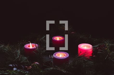 Rustic advent wreath with four candles lit — Photo — Lightstock