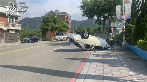 酒駕飆車？ 撞斷路樹翻覆加油站前冒白煙│事故│駕駛│交通│tvbs新聞網