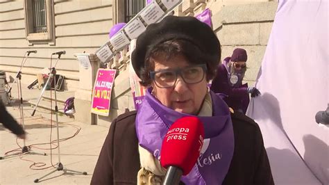 Feministas católicas se concentran frente a la catedral de la Almudena