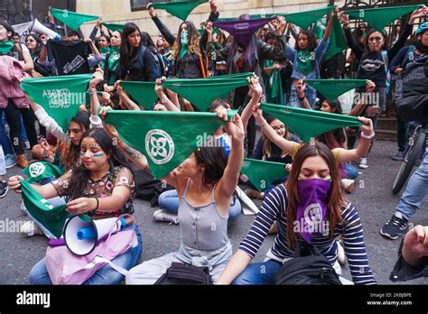 Activistas Pro Aborto Protestan Frente A La Corte Constitucional De