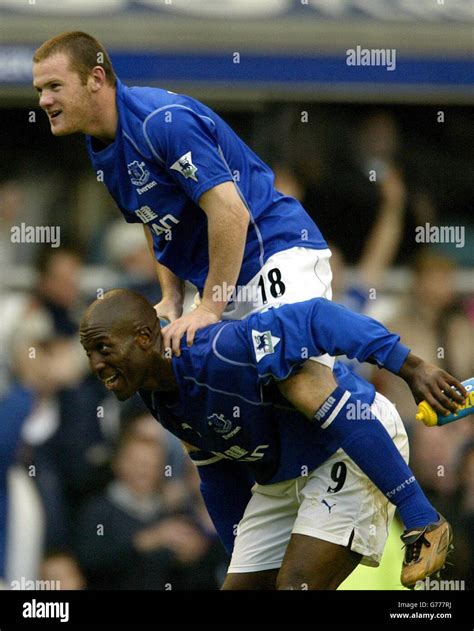 Evertons Wayne Rooney Top Celebrates Scoring The Winning Goal