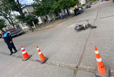 Chocaron Un Auto Y Una Moto En La Esquina De Escalada Y Saavedra