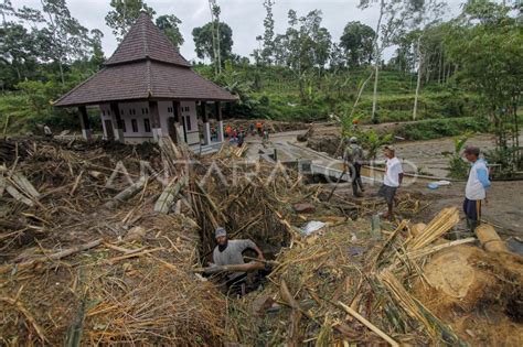 Dampak Banjir Bandang Di Malang Antara Foto