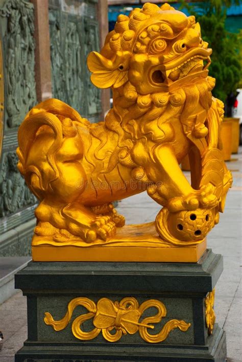 La Escultura De Oro En La Entrada Tua Pek Kong Chinese Temple Ciudad De