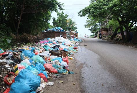 Sampah Berserakan Di Sepanjang Jalan Bukit Senyum Metropolis