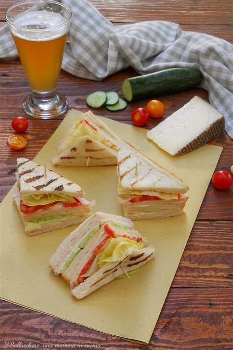 Club Sandwich Con Tacchino E Formaggio Gustoso E Facile