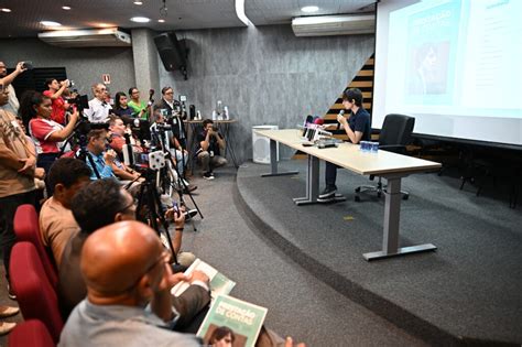 Vereador Amom assina carta de renúncia para assumir mandato de deputado