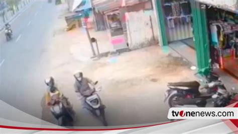 Waduh Aksi Suami Istri Nekat Curi Motor Terekam CCTV Di Palembang