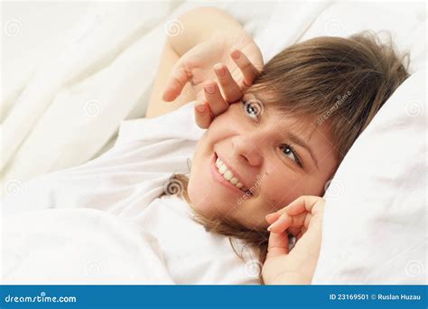 Netter Brunette Im Bett Stockbild Bild Von Gesund Person 23169501