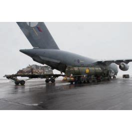 ImagesDéfense Chargement de fret à bord d un avion cargo Douglas C 17